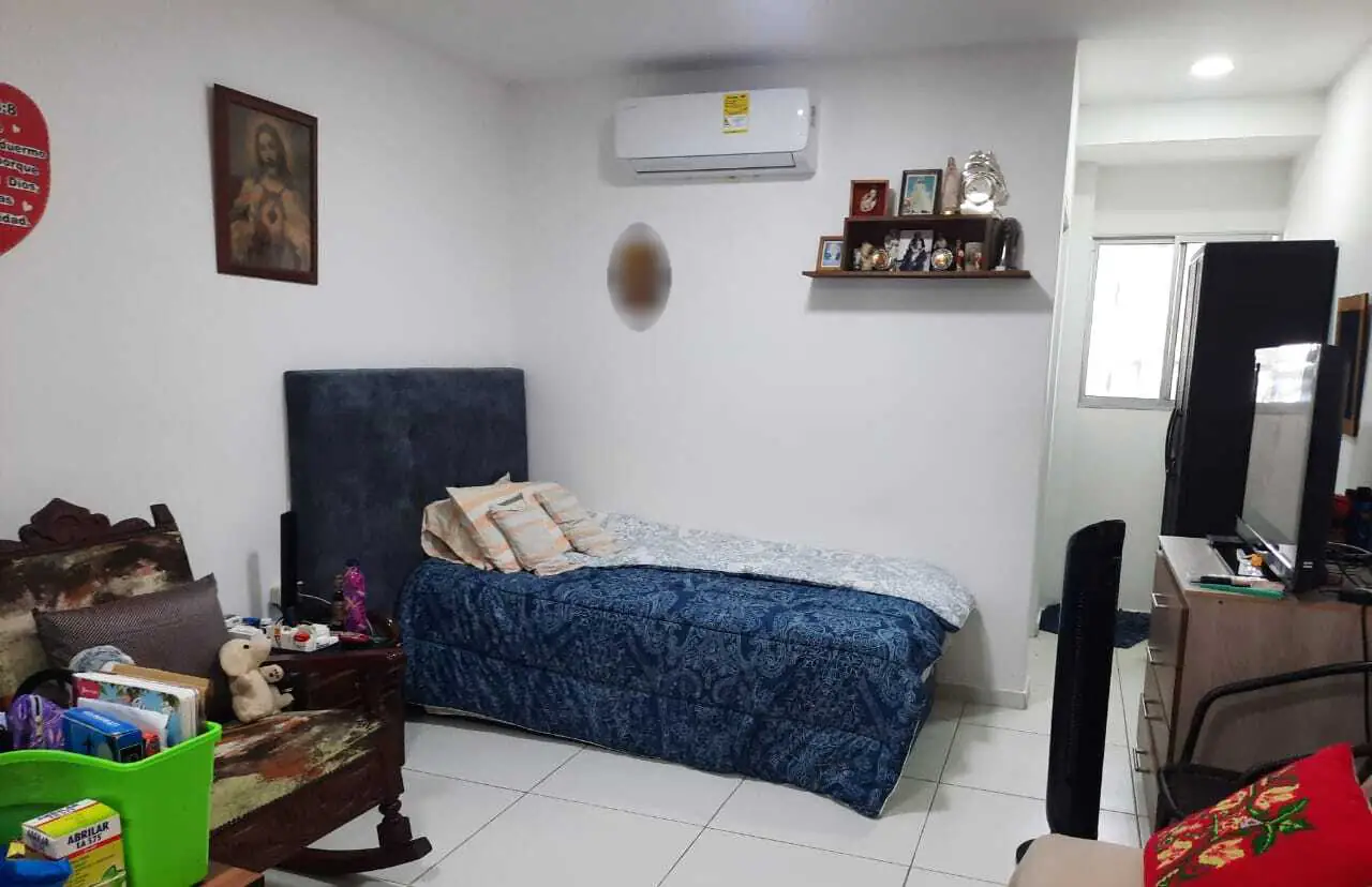 Habitación de Hogar Geriátrico Atardecer Sereno. Los rostros aparecen difuminados.