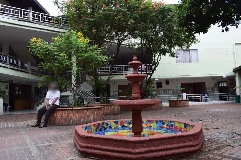 Jardín o zona exterior de Centro de Bienestar del Anciano Presbítero Rogelio Arango Calle. Los rostros aparecen difuminados.