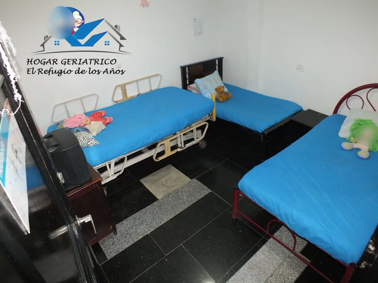 Habitación de Hogar Geriátrico El Refugio de los Años. Los rostros aparecen difuminados.