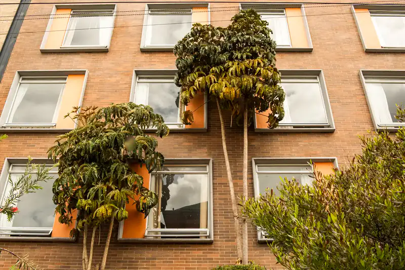 Fachada de Entorno Vivienda Asistida - Sede San Juan. Los rostros aparecen difuminados.