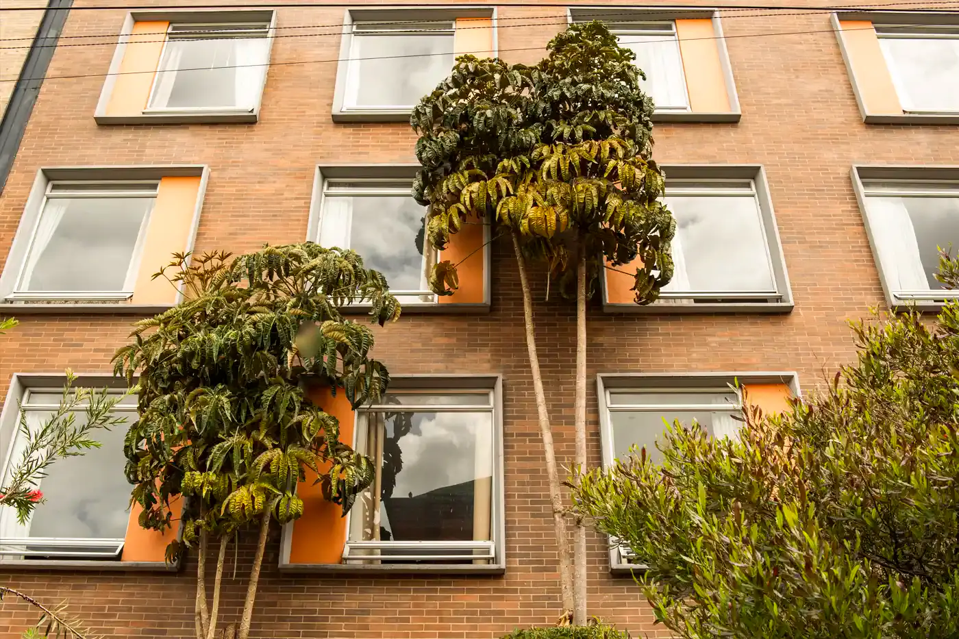 Fachada de Entorno Vivienda Asistida - Sede San Juan. Los rostros aparecen difuminados.