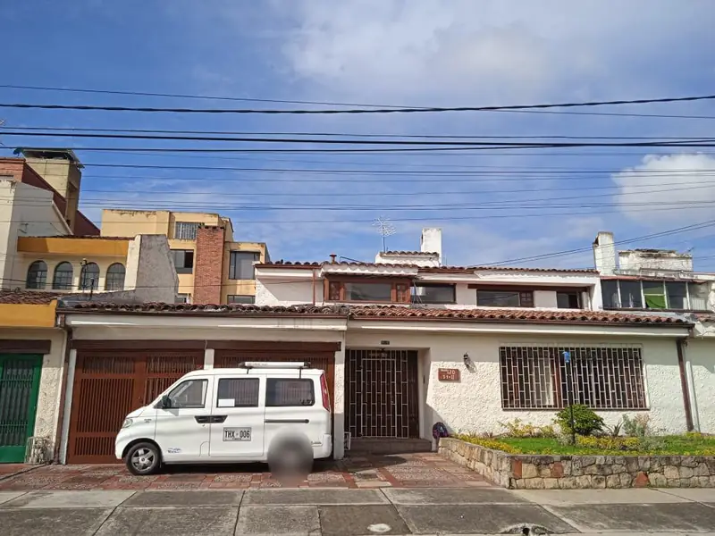 Fachada de Hogar Geriátrico TCUIDA. Los rostros aparecen difuminados.