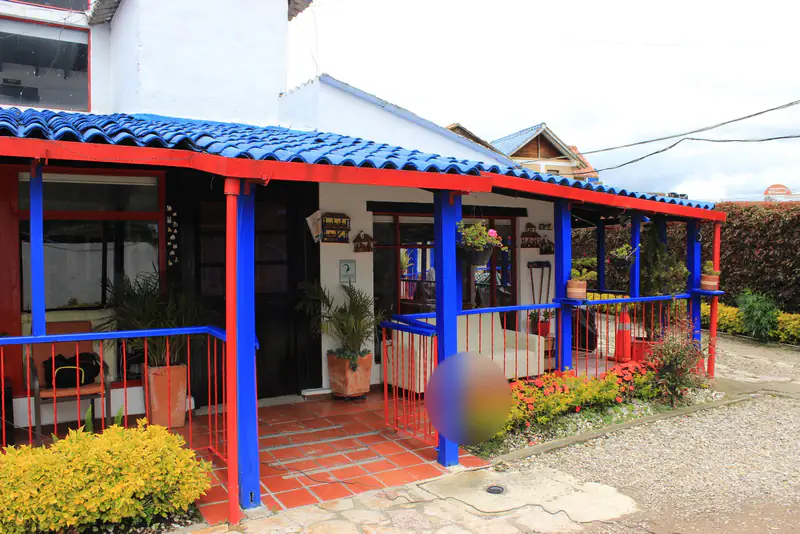 Fachada de Hogar Gerontológico Mater Cor. Los rostros aparecen difuminados.