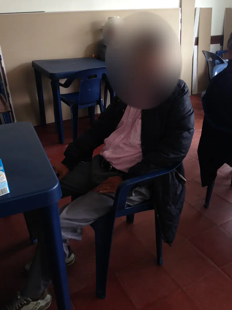Zona común de Corporación Geriátrica Guadalupe - Hogar Guadalupe. Los rostros aparecen difuminados.