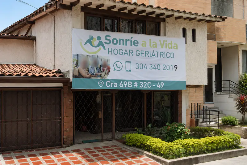 Fachada de Hogar Geriátrico Sonríe a la Vida. Los rostros aparecen difuminados.