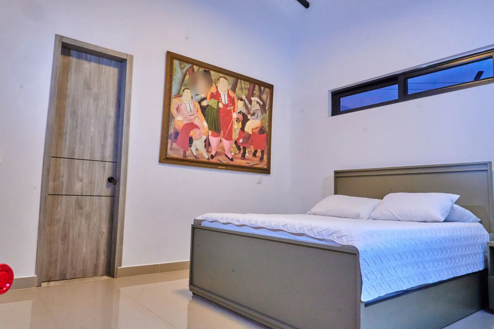 Habitación de Centro Geriatrico Los Arcangeles Cerritos. Los rostros aparecen difuminados.