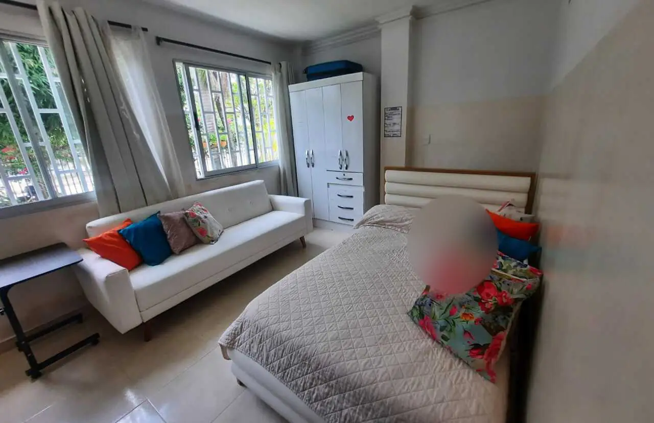 Habitación de Hogar Geriátrico Atardecer Sereno. Los rostros aparecen difuminados.