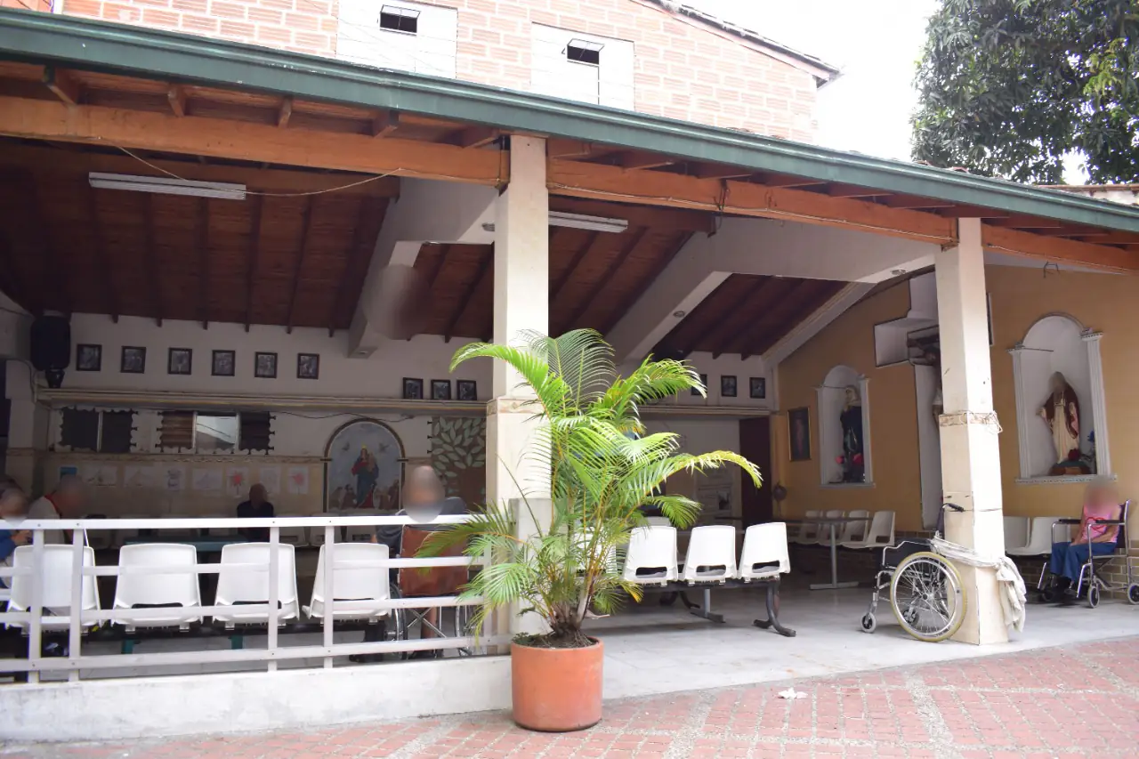 Zona común de Centro de Bienestar del Anciano Presbítero Rogelio Arango Calle. Los rostros aparecen difuminados.