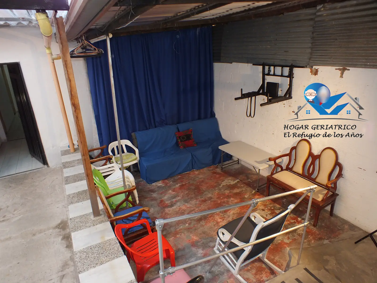 Zona común de Hogar Geriátrico El Refugio de los Años. Los rostros aparecen difuminados.