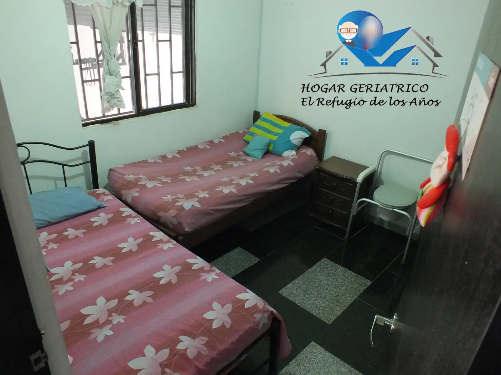 Habitación de Hogar Geriátrico El Refugio de los Años. Los rostros aparecen difuminados.
