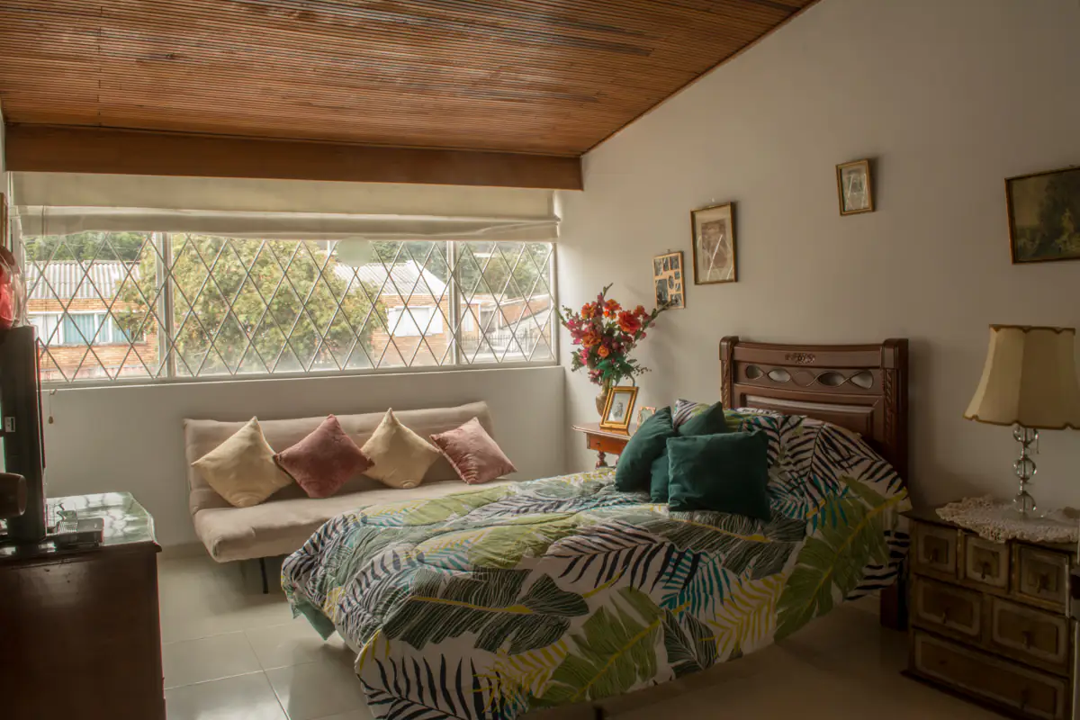 Habitación de Hogar Family Care - Sede 4 Niza Norte. Los rostros aparecen difuminados.