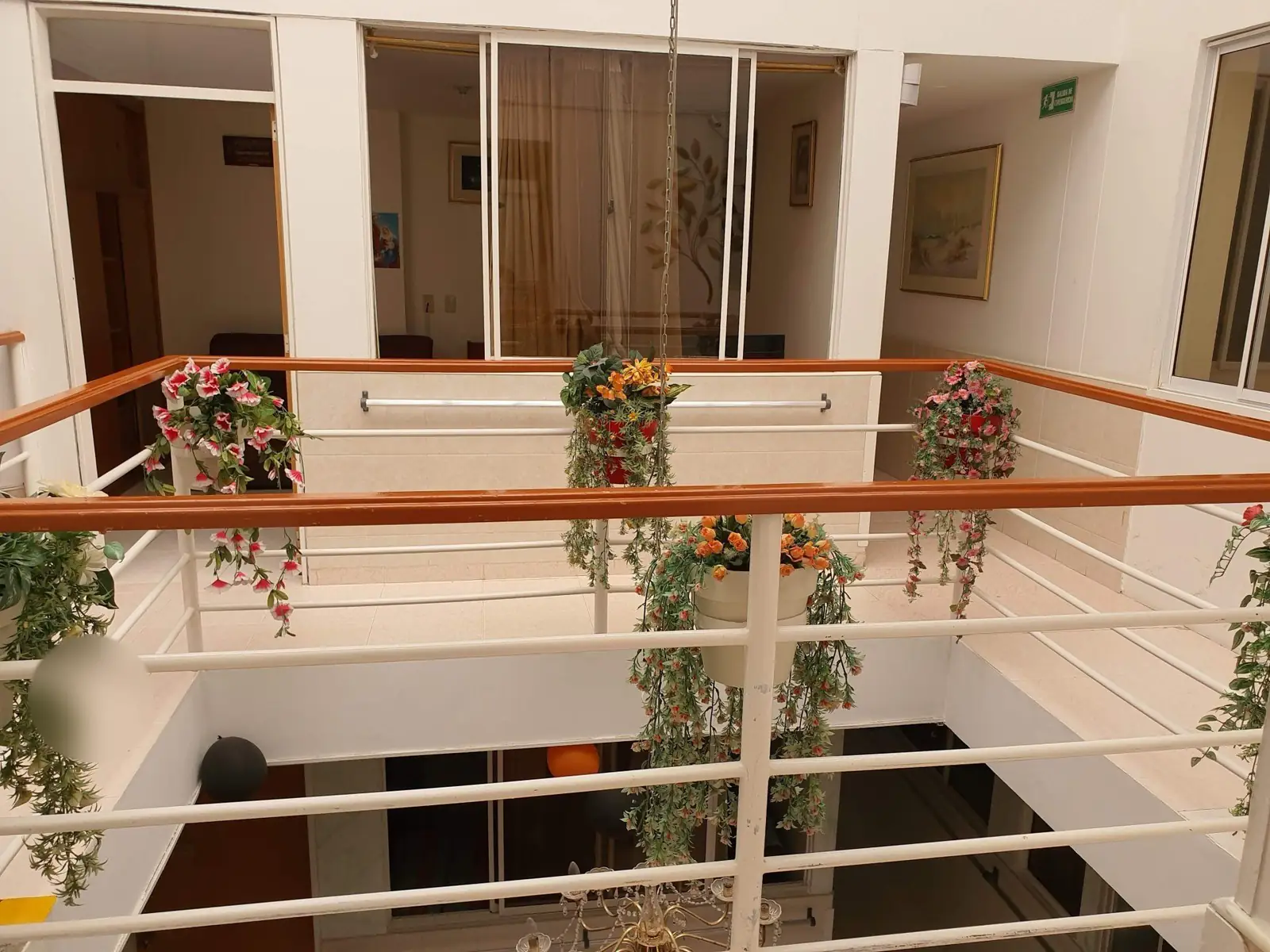 Zona común de Hogar Geriátrico Doña Tere. Los rostros aparecen difuminados.