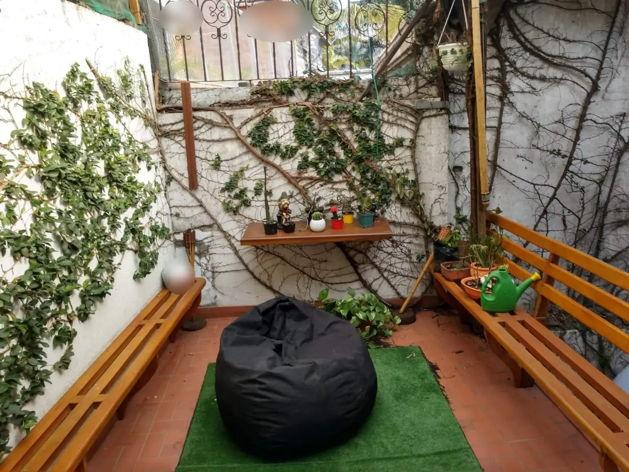Jardín o zona exterior de Casa para Ancianos El Reposo. Los rostros aparecen difuminados.