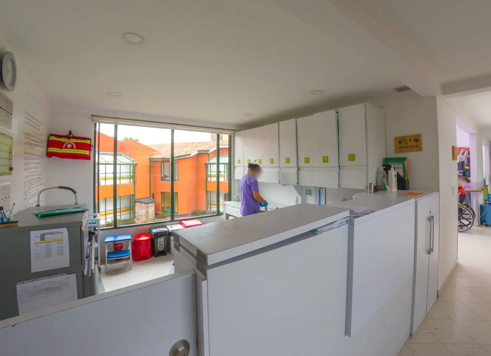 Zona común de La Casa (Hogar para el Adulto Mayor). Los rostros aparecen difuminados.
