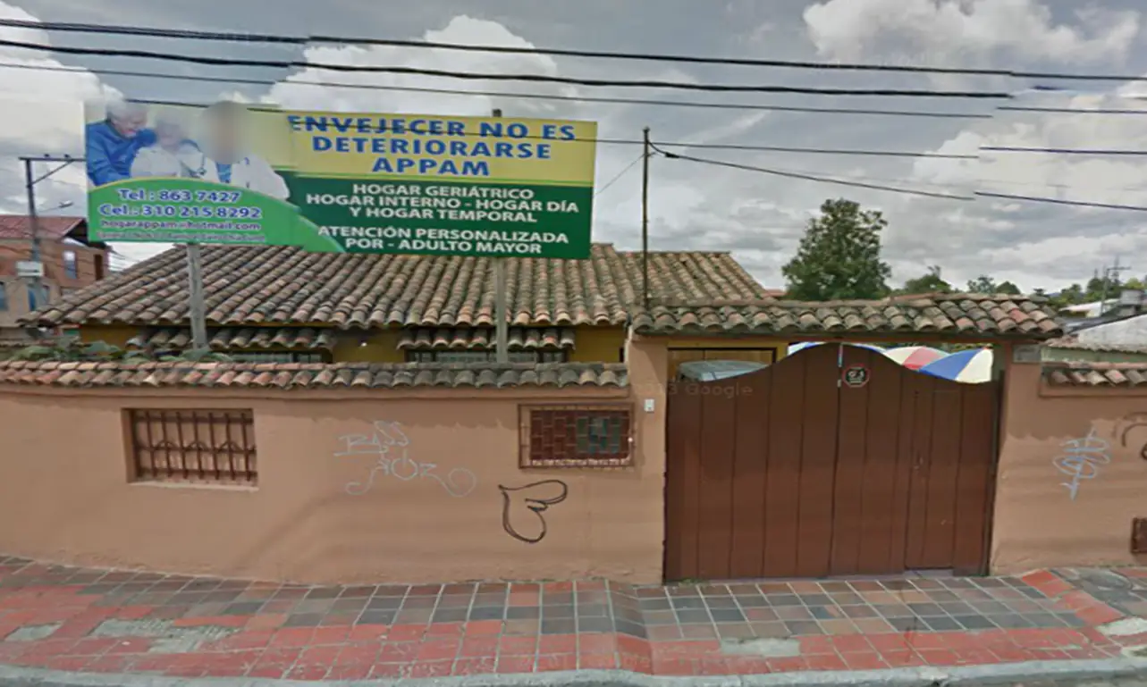 Fachada de Hogar Geriátrico APPAM - Sede Campestre Chía. Los rostros aparecen difuminados.