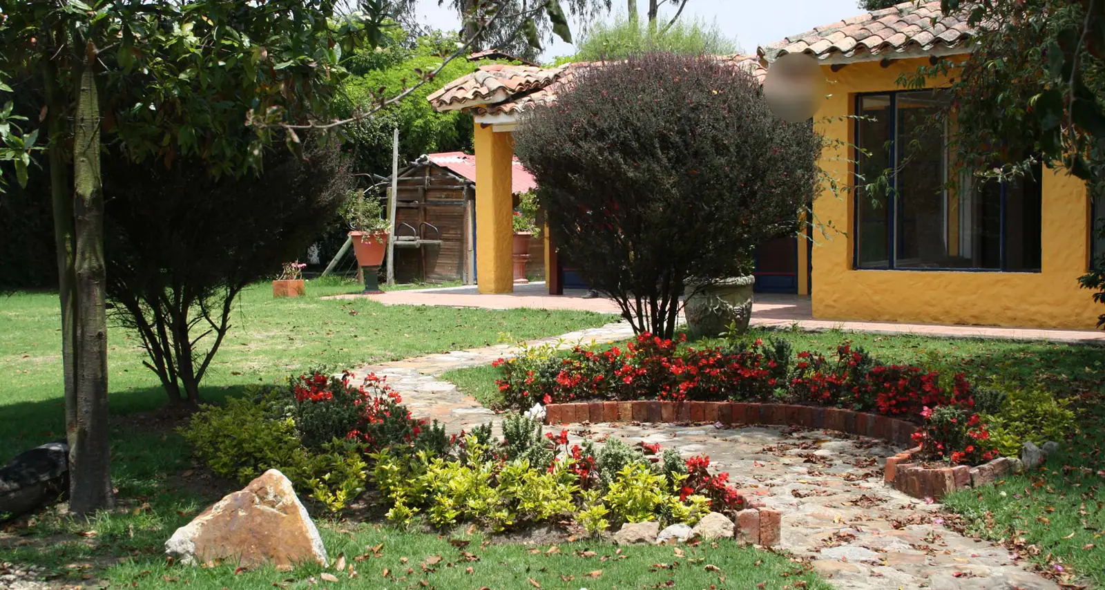 Jardín o zona exterior de Hogar Betsabé. Los rostros aparecen difuminados.