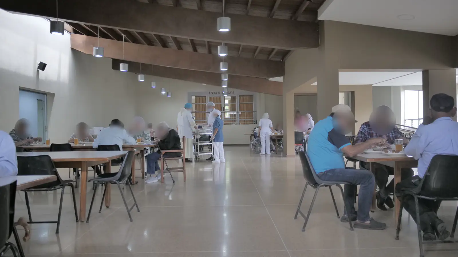 Comedor de Centro de Bienestar al Anciano Sagrado Corazón de Jesús. Los rostros aparecen difuminados.