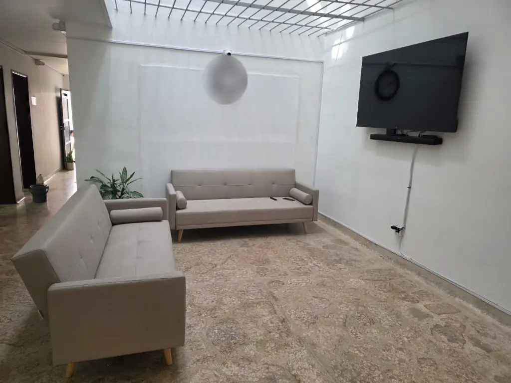 Zona común de Casa Aurea. Los rostros aparecen difuminados.