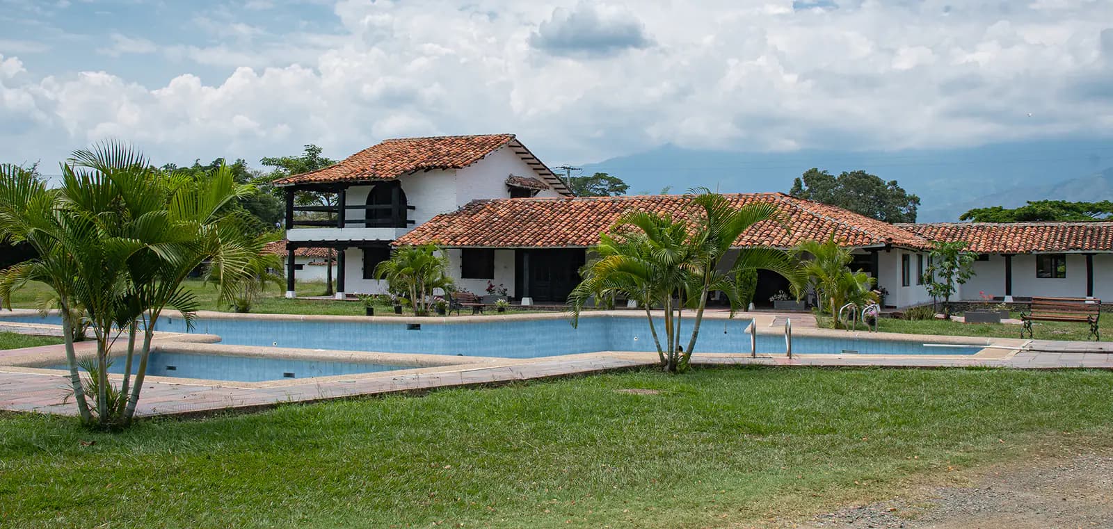 Fachada de Alas de Esperanza Senior Club