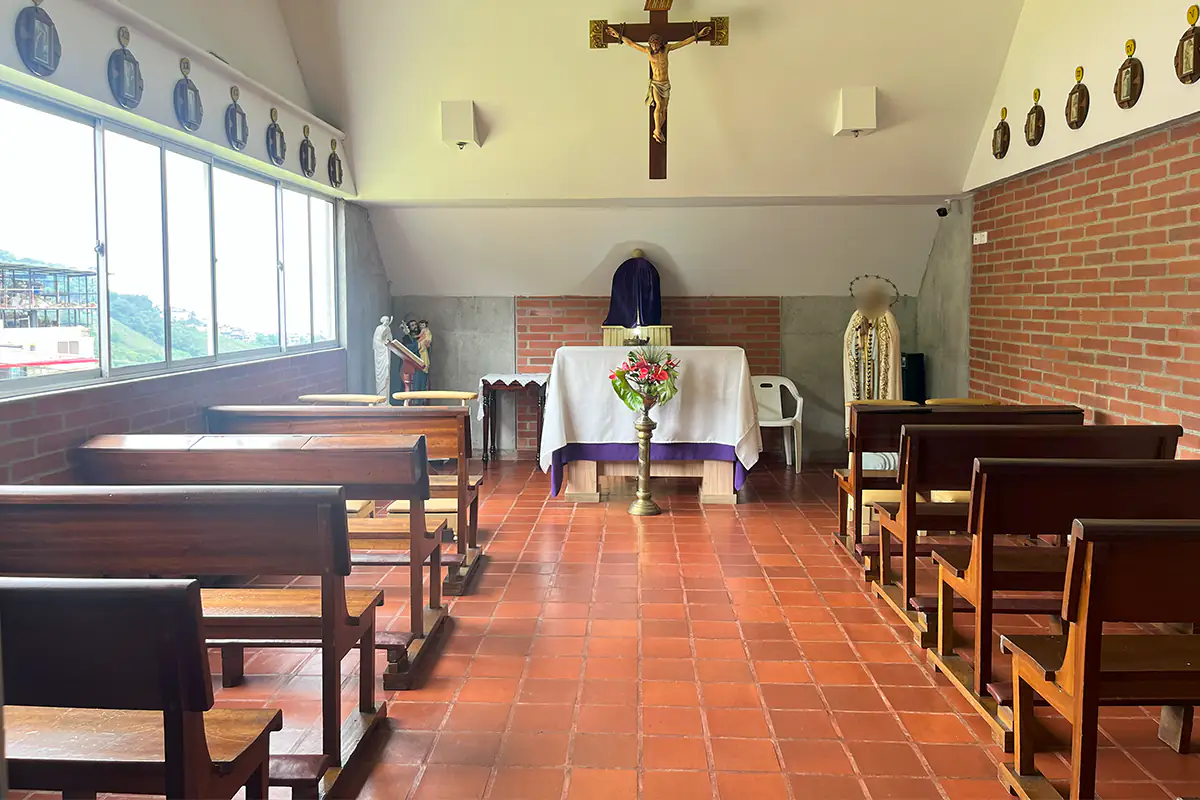 Zona común de Sociedad San Vicente de Paúl Manizales - Hogar El Paraíso. Los rostros aparecen difuminados.
