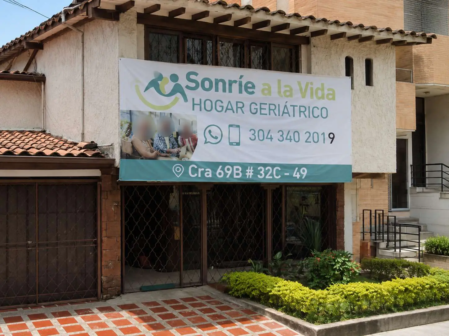 Fachada de Hogar Geriátrico Sonríe a la Vida. Los rostros aparecen difuminados.