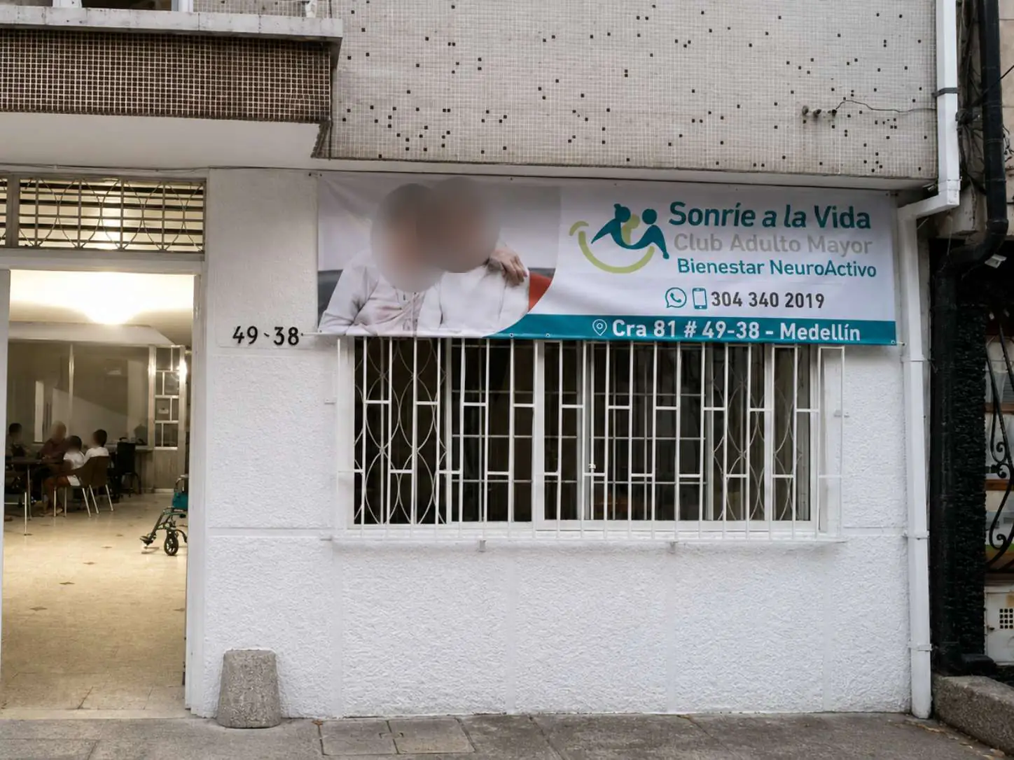 Fachada de Hogar Geriátrico Sonríe a la Vida. Los rostros aparecen difuminados.