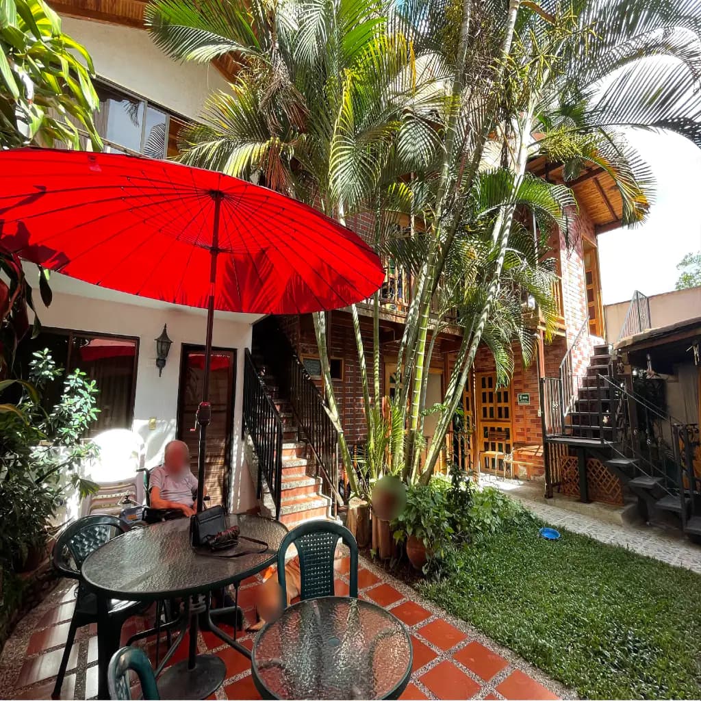 Jardín o zona exterior de Manantiales Hogar del Adulto Mayor. Los rostros aparecen difuminados.