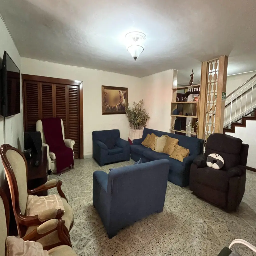 Zona común de Manantiales Hogar del Adulto Mayor. Los rostros aparecen difuminados.