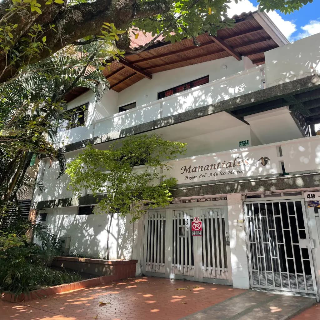 Fachada de Manantiales Hogar del Adulto Mayor