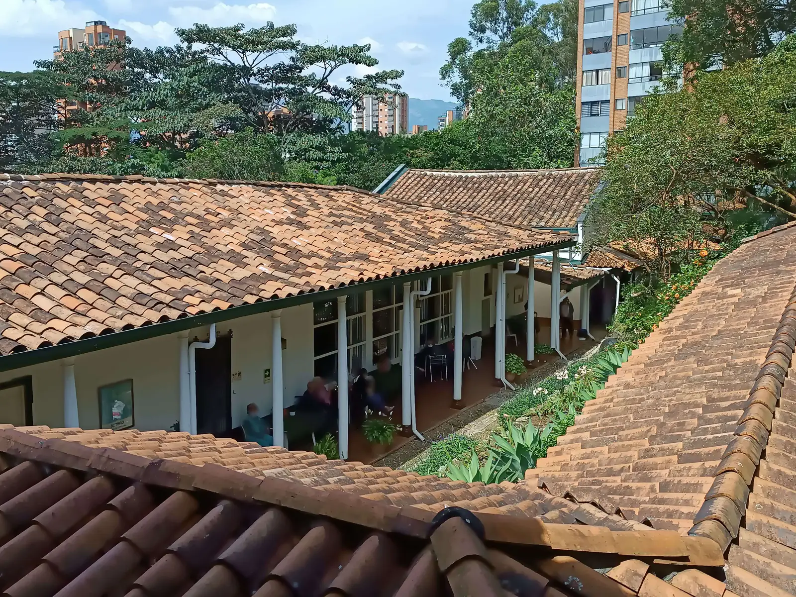 Fachada de Fundación Hogar Vizcaya. Los rostros aparecen difuminados.