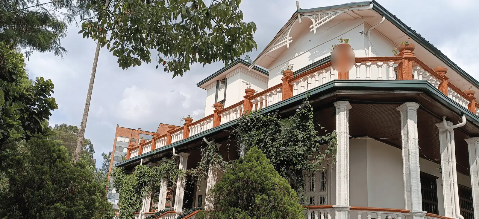 Fachada de Fundación Hogar Vizcaya. Los rostros aparecen difuminados.