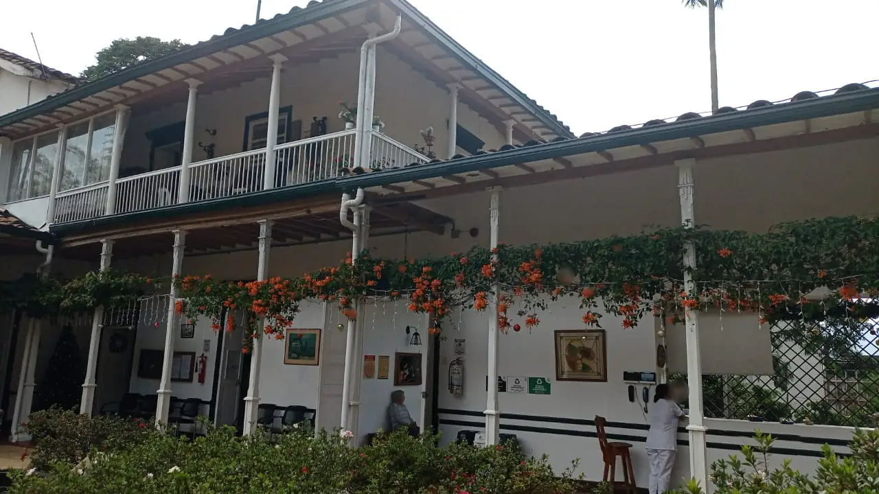 Fachada de Fundación Hogar Vizcaya. Los rostros aparecen difuminados.