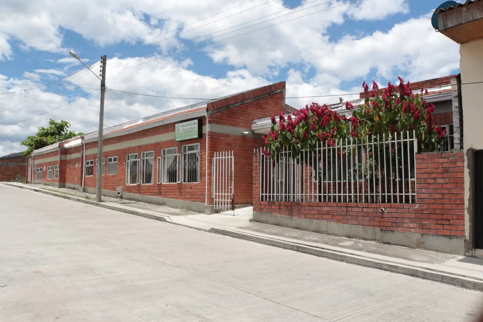 Fachada de Casa del Anciano Presbítero Luis Horacio Gil Bermúdez