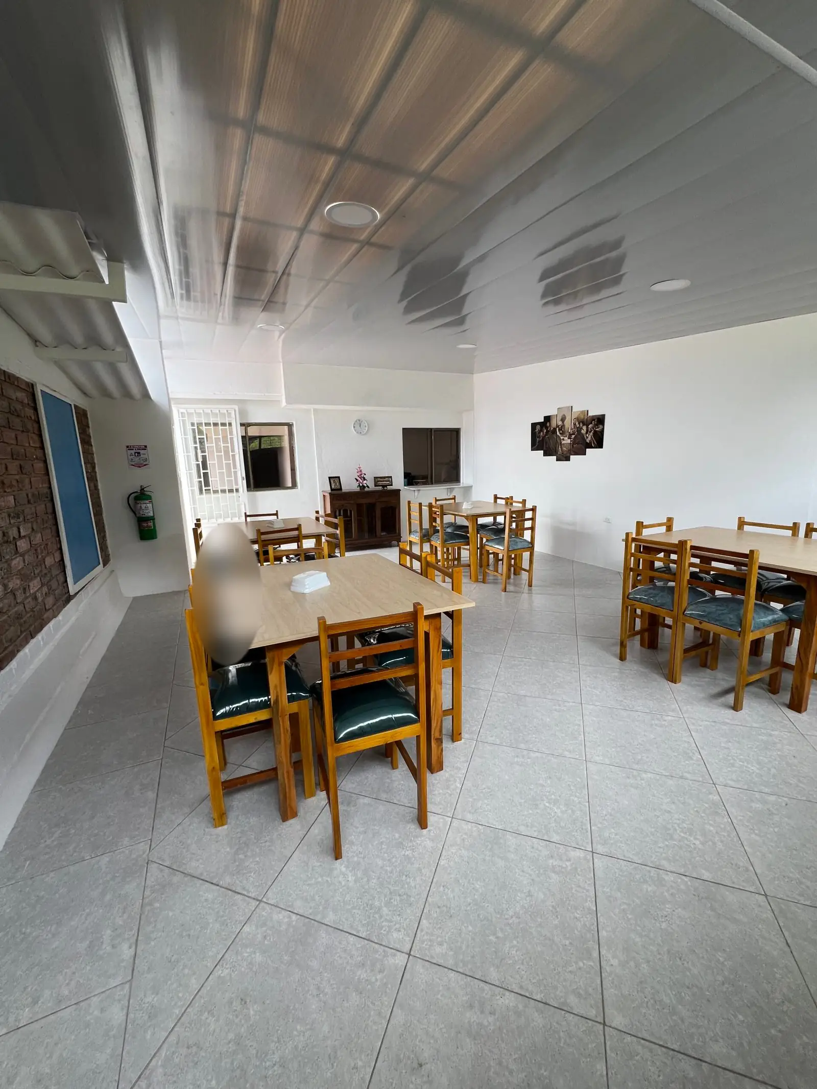 Comedor de Hogar de la Sabiduría. Los rostros aparecen difuminados.